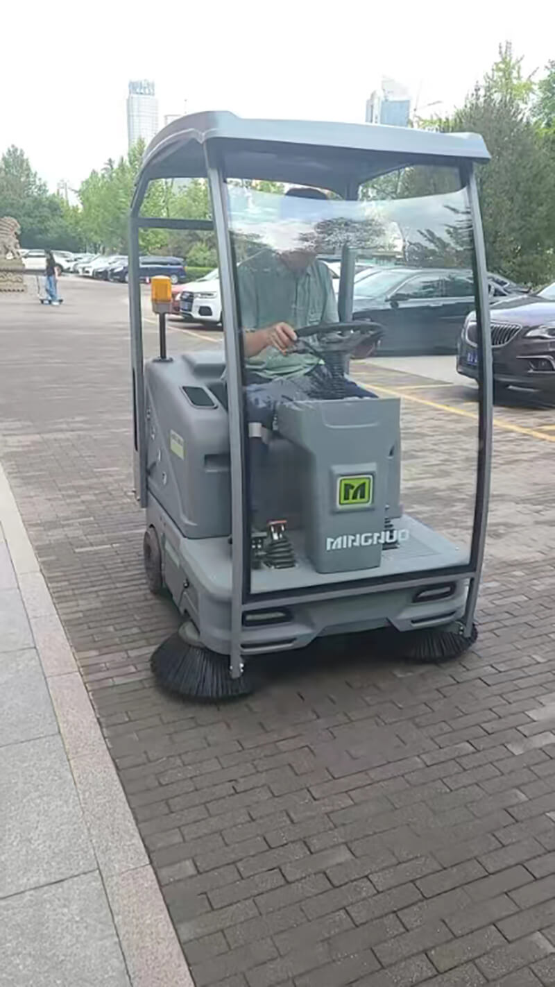 小型掃地車,掃地車案例,工業(yè)掃地機