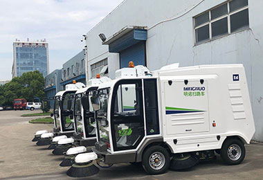 上海浦東飛機(jī)場大型電動掃路車MN-S2000案例